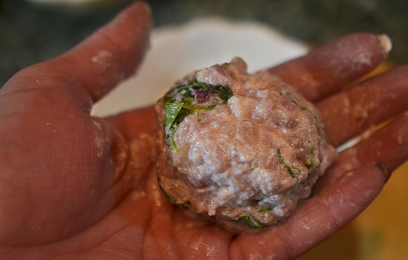 1. Этап. Котлеты Яйцо в шубке: 6. Заверните каждое яйцо в фарш.