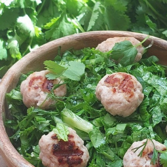 Травяной салат с огурцом и мини-котлетками