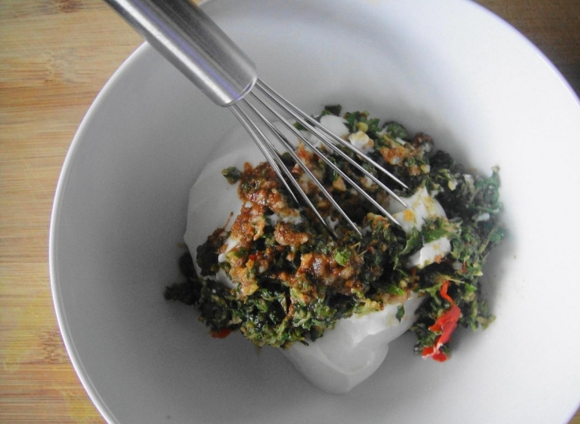 1. Этап. Стейки из баранины острые: Смешайте измельчённую зелень с натуральным йогуртом, специями, кориневым сахаром и солью. У вас получится густой соус.