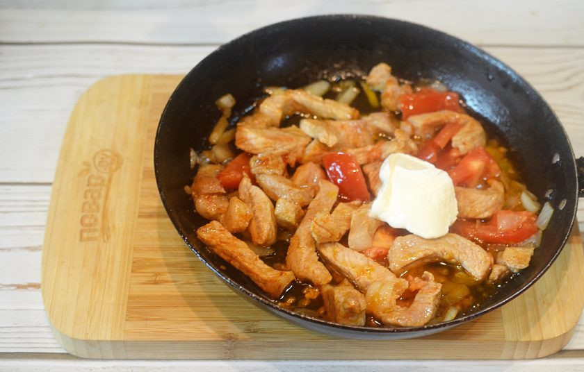 1. Этап. Свинина с паприкой: 7. Добавьте сметану, еще немного потушите.