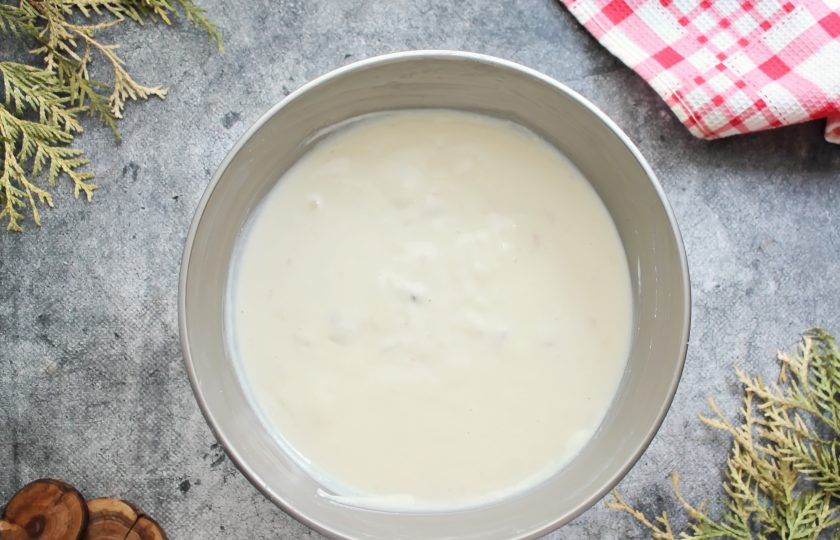 1. Этап. Ленивый кекс с персиками и творогом: Взбивая массу влейте распущенный желатин и взбейте до однородности.