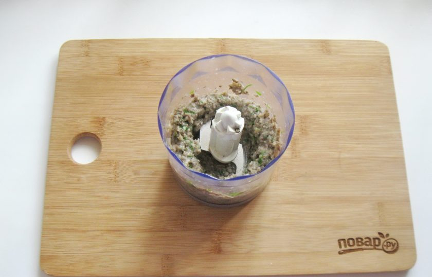 1. Этап. Жареные огурцы с грибами: Взбейте блендером до однородной массы. Посолите и поперчите начинку для огурца.