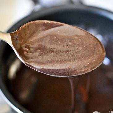 1. Этап. Шоколадные капкейки с арахисовым кремом: 7. Приготовить соус. Смешать сахар, какао, соль и муку в миске, установленной над кастрюлей с кипящей водой, или в пароварке. Довести воду или молоко до кипения в другой кастрюле или в микроволновой печи. Постепенно добавить горячую жидкость в сахарную смесь и готовить, постоянно помешивая, пока смесь не загустеет. Снять с огня и перемешать с маслом и ванильным экстрактом.