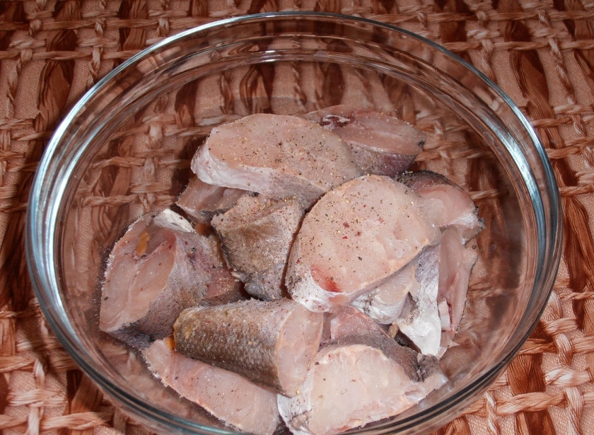 1. Этап. Скумбрия жареная: Куски рыбы поперчить, посолить, обсыпать смесью пряностей и оставить в миске минут на 15 для маринования.