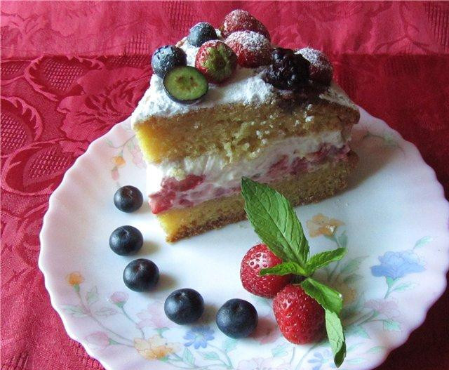 1. Этап. Английский бисквит: Посыпаем сахарной пудрой и украшаем свежими ягодами. Готово! :) Кушать лучше сразу же, свежим.