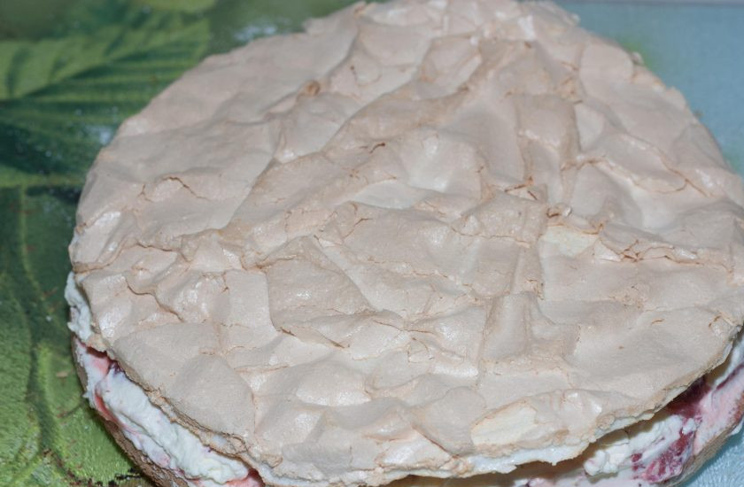 1. Этап. Торт с кремом из сливок: Далее намажьте сливки и выложите меренгу.