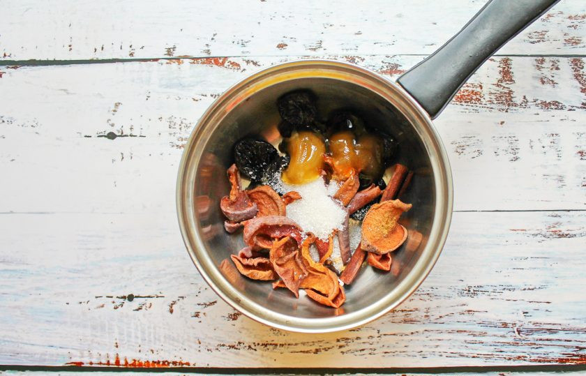 1. Этап. Гжанец: Добавьте в кастрюлю сушеную грушу, сахар и мед.