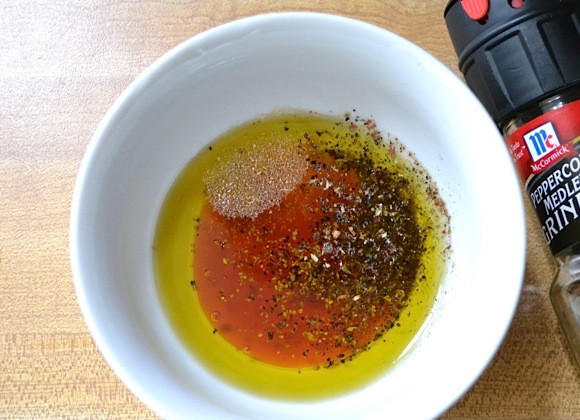 1. Этап. Салат из фасоли: 4. В миску вливаю оливковое масло, красный винный уксус, добавляю соль, молотый черный перец, чесночный порошок, перемешиваю.