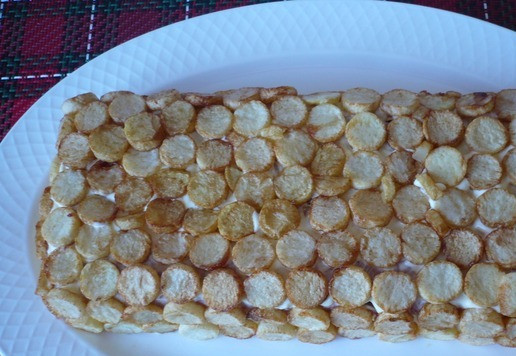 1. Этап. Салат рождественский Золотое полено: Украсьте его обжаренным во фритюре картофелем.