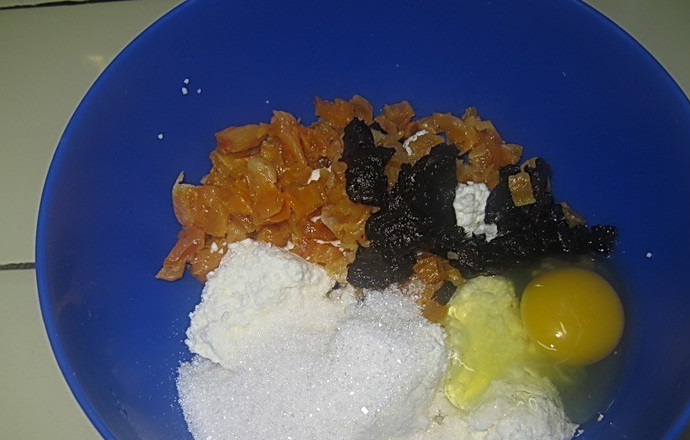 1. Этап. Слоеные пирожки с творогом: 2. В отдельной емкости смешайте творог, яйцо, курагу и чернослив. По желанию можно добавить изюм.