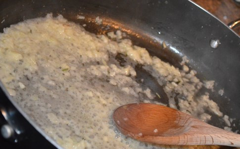 1. Этап. Курица в молочном соусе: 2. Добавить на сковороду немного муки и прожарить около 1-2 минут.