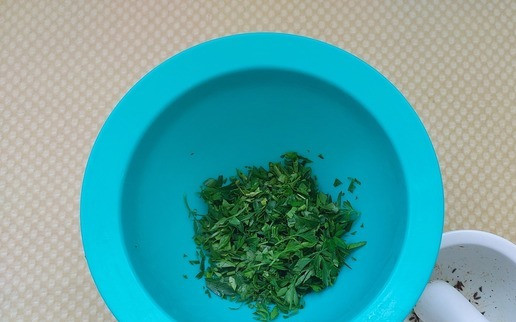 1. Этап. Цветная капуста с петрушкой и чесноком: Пока запекается капуста, порезать петрушку и растереть в ступке тмин