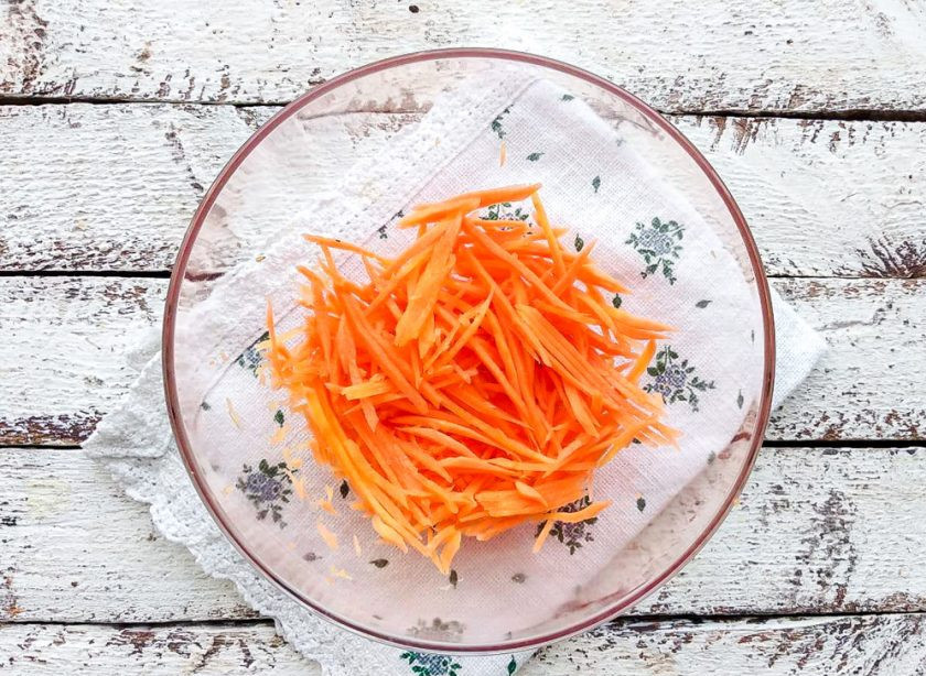 1. Этап. Редька с чесноком и морковью: Морковь хорошо вымойте под проточной водой, почистите и натрите на терке для корейских салатов.