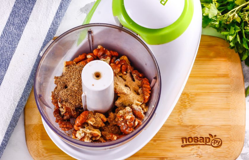 1. Этап. Пхали из капусты по-грузински: Ядра грецких орехов высыпьте в чашу измельчителя, добавьте туда же все специи, кроме острого молотого перца.