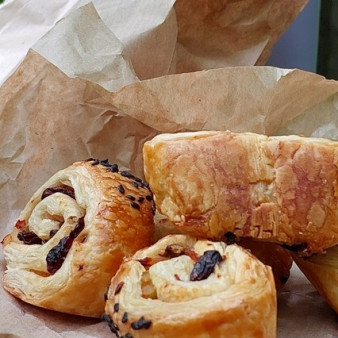 Слойки с ветчиной, изюмом и оливками