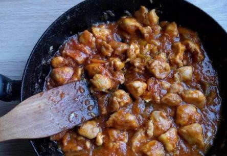 1. Этап. Куриная грудка в кисло-сладком соусе: Добавляем воду, перемешиваем, закрываем крышкой и тушим приблизительно минут 8-10. Подавайте к любимым гарниром, посыпав кунжутом.