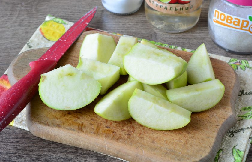 1. Этап. Маринованные яблоки на зиму без стерилизации: Яблоки нарежьте крупными дольками.