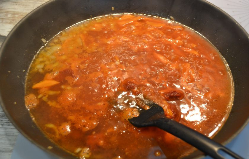 1. Этап. Куриные тефтели без риса: Влейте в сковороду куриный бульон или просто кипяток, проварите несколько минут, посолите по вкусу.