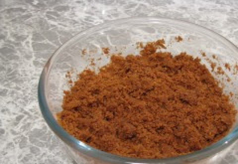 1. Этап. Чизкейк без выпечки классический: Смешиваем печенье и сливочное масло до однородной густой массы.