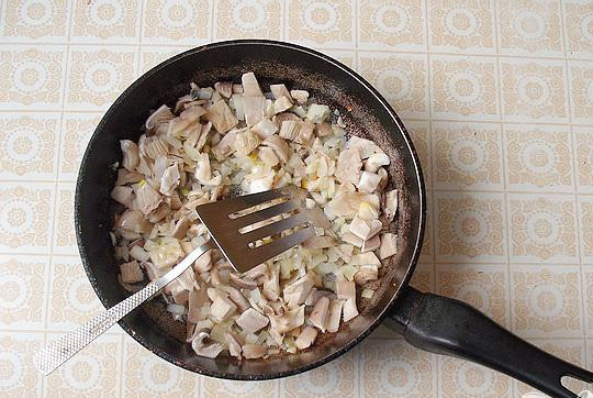 1. Этап. Запеченные свиные ребрышки с овощами: 1. В первую очередь очищаем и нарезаем небольшими кусочками лук, промываем грибы и нарезаем крупными кусочками. До прозрачности на растительном масле спассеруем лук, добавляем грибов и тушим минут пять-семь с закрытой крышкой, помешиваем.