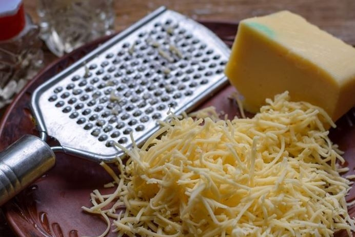 1. Этап. Тушеная печень индейки: Любой твердый сыр натрите на терке. Печень посолите и поперчите по вкусу, снимите с огня.