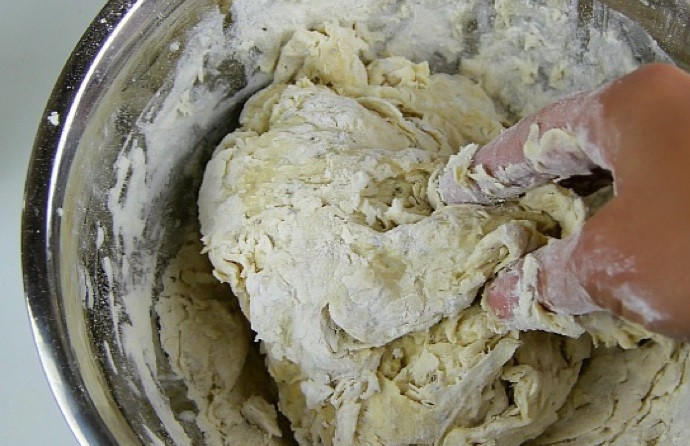 1. Этап. Фокачча (рецепт): 9. Достаньте ложку и сформируйте из теста шар.