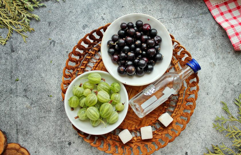 1. Этап. Настойка из черной смородины с крыжовником: Подготовьте все необходимые ингредиенты для приготовления настойки из черной смородины и крыжовника. Ягоды переберите, сполосните и обсушите.