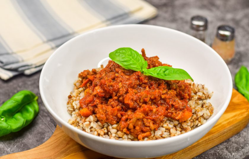 1. Этап. Гречка с соусом Болоньезе: Подавайте гречку с соусом. Приятного аппетита!