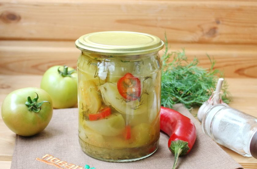 1. Этап. Зеленые помидоры дольками на зиму: Баночки закатайте крышками, переверните и закутайте одеялом. Держите так до полного остывания банок. Храните закуску из зеленых помидор в прохладном помещении.