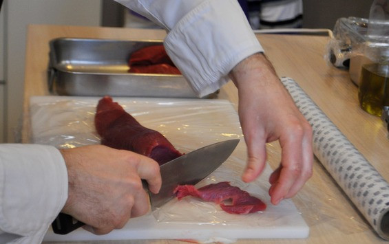 1. Этап. Карпаччо из говяжьей вырезки: Говяжью вырезку вымойте и промокните бумажными салфетками, чтобы мясо было сухим. При необходимости зачистите мясо от ненужных пленок и жилок. Нарежьте его на тонкие ломтики поперек волокон очень острым ножом.