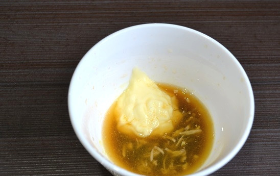 1. Этап. Салат Ревнивец: 12. Для приготовления заправки соедините майонез, соевый соус, сок мандарина и пропущенный через пресс чеснок.