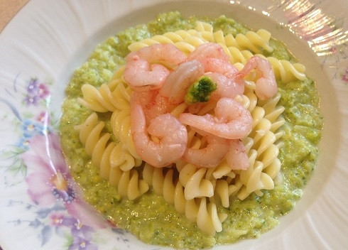 1. Этап. Макароны с соусом из брокколи и креветками: 9. И теперь у вас есть выбор, как подавать блюдо. Можно вот так.