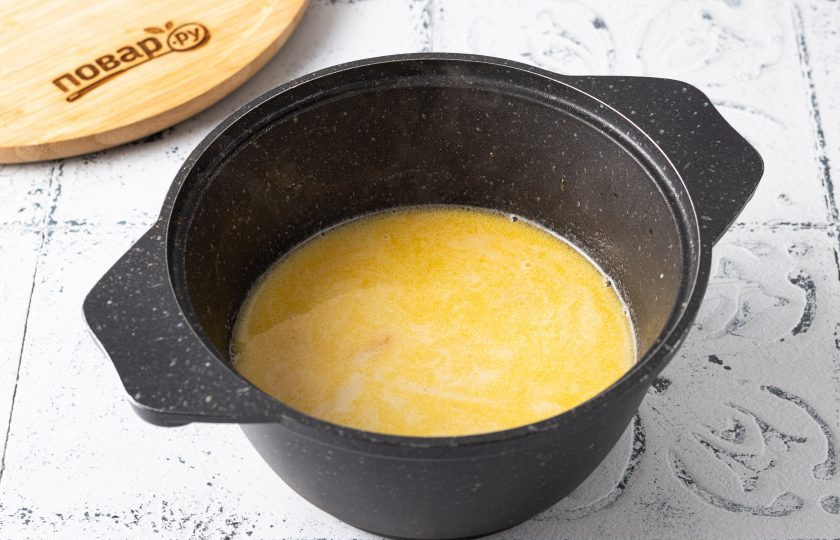 1. Этап. Овсяная каша Доброе утро: Влейте молоко, подсолите и доведите до кипения. Потомите тыкву под крышкой 5-8 минут до мягкости.