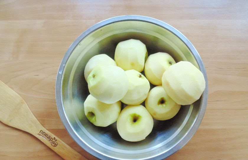 1. Этап. Повидло из Антоновки на зиму: Удалите плодоножки и очистите.
