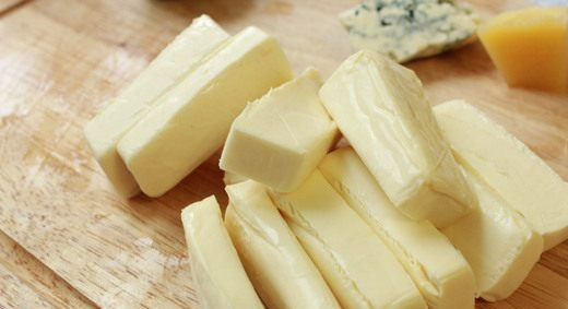 1. Этап. Cуп пюре с креветками: Плавленый сыр достаньте из упаковки и нарежьте крупными брусочками.