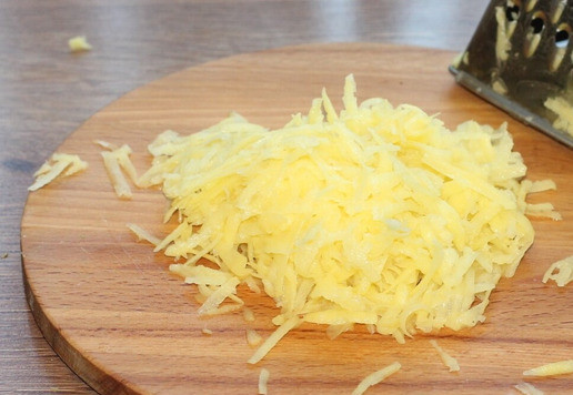 1. Этап. Запеканка с картофелем, кабачками, мясным фаршем: 5... и картофель - натереть на крупной терке.