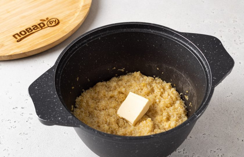 1. Этап. Пшеничная каша на воде: В конце добавьте сливочное масло, размешайте и дайте каше настояться 5 минут.