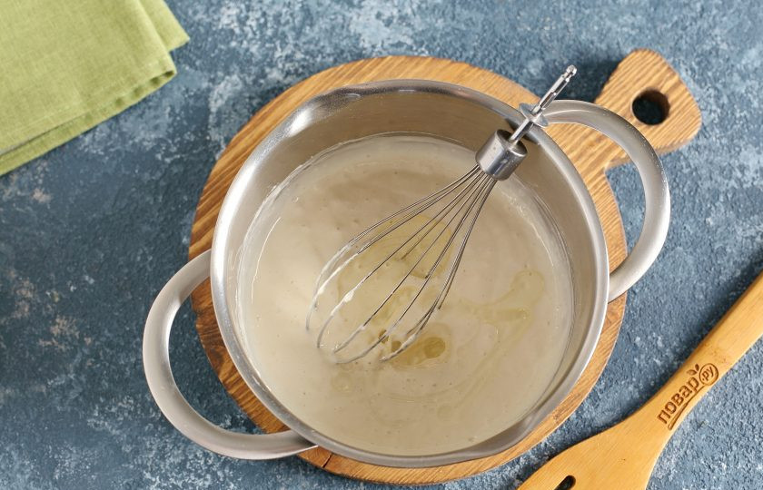 1. Этап. Пышные блинчики на кефире: Перемешайте все до однородного состояния, добавьте масло.