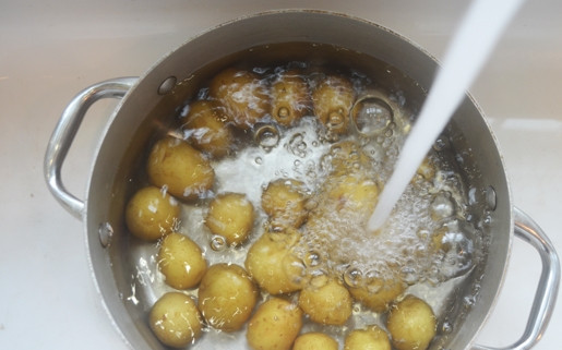 1. Этап. Картофель на гриле в маринаде: 2. После этого охладите её проточной водой.