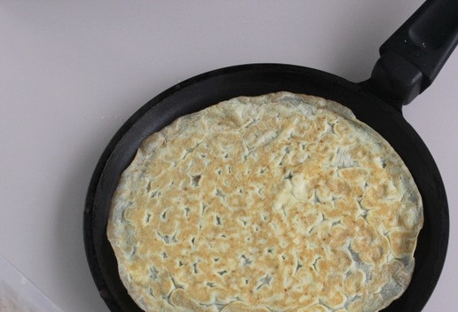 1. Этап. Салат с индейкой: На разогретой сковороде смазанной салом приготовьте яичные блинчики. У меня из двух крупных яиц получилось три блинчика. Пекутся моментально.