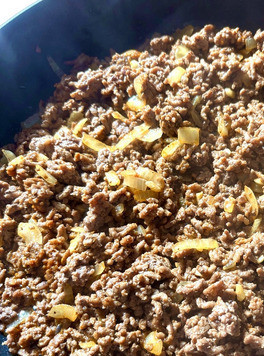 1. Этап. Батат с фаршем и фетой: К луку добавить фарш и обжарить его, разбивая на комочки. Посолить/поперчить, добавить зиру и паприку, хорошо перемешать.