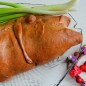 Ржаной пирог с рыбой Приготовить филе нерки и сало для фарша. Измельчить сало, рыбу, лук на мясорубке через мелкую решетку Добавить соль, паприку, перец, укроп. Влить соевый соус, перемешать, накрыть и убрать в холодильник на 30-50 минут. Духовку включить на разогрев. Замесить тесто. Просеять ржаную и пшеничную муку, добавить соль, резанное мелко холодное сливочное масло. В стакан налить соевый соус, долить холодной воды. Влить жидкость в дежу комбайна и замесить тесто. Рабочую поверхность и руки смазать растительным маслом. Выложить тесто и распластать прямоугольником, 20 * 30 см., тесто мягкое, податливое, не надо его раскатывать скалкой. Выложить на середину фарш, сформовать пирог. Конечно, красивее он будет смотреться в форме рыбы. Я пыталась изобразить лосося, но у меня получился карп. Выпекать пирог при 180 градусах 50-60 минут, ориентируйтесь на свою духовку. Горячим пирог смазать топленым маслом. Накрыть фольгой и полотенцем. Дать постоять пирогу 20 минут.