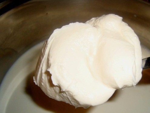 1. Этап. Рассол для брынзы: 2. Молоко переливаем в кастрюлю и отправляем на большой огонь, добавляем сметану.