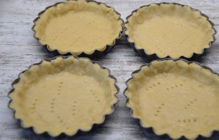 1. Этап. Тарталетки с лисичками: Выложите тесто в формочки, вилкой наколите дно, подпеките тарталетки примерно 10 минут при температуре 180-200 градусов.