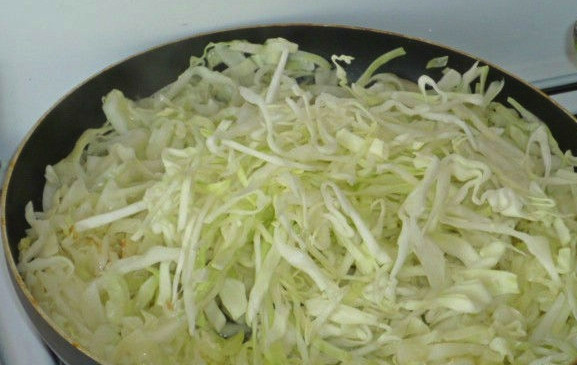 1. Этап. Капуста с сухофруктами: Первым делом нужно нашинковать капусту, а репчатый лук очистить и порезать. На сковороде с растительным маслом нужно слегка обжарить капусту вместе с луком. Время обжаривания - около 10 минут. Капусту посолите по вкусу.