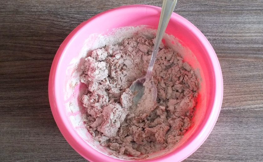 1. Этап. Шоколадные вареники с вишней: Влейте кипяток и растительное масло. Начните замес теста ложкой, когда станет сложно перемешивать, месите руками. Тесто должно получиться мягким и податливым.