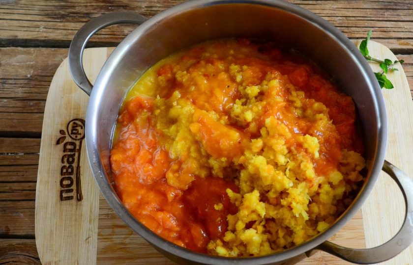 1. Этап. Абрикосовый джем с апельсином на зиму: Смешайте абрикосовое пюре с измельченным апельсином. Апельсины не получатся настолько однородными, как абрикосы, ведь кожура апельсина достаточно твердая.