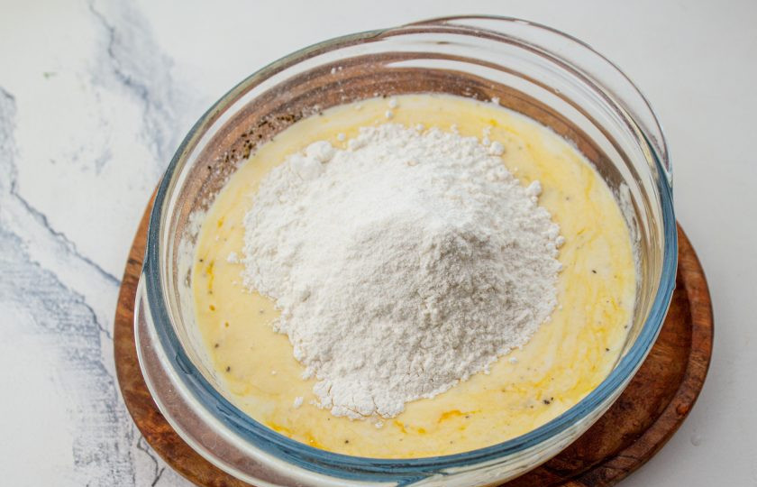 1. Этап. Заливной пирог с капустой и сыром: Добавьте муку и соду.