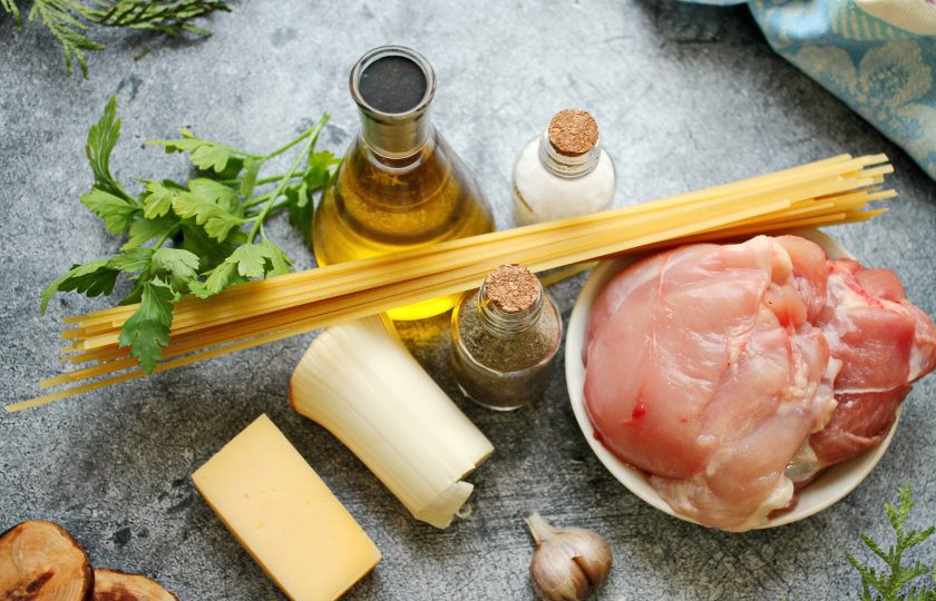 1. Этап. Лингвини с курицей: Подготовьте все необходимые ингредиенты для приготовления лингвини с курицей.