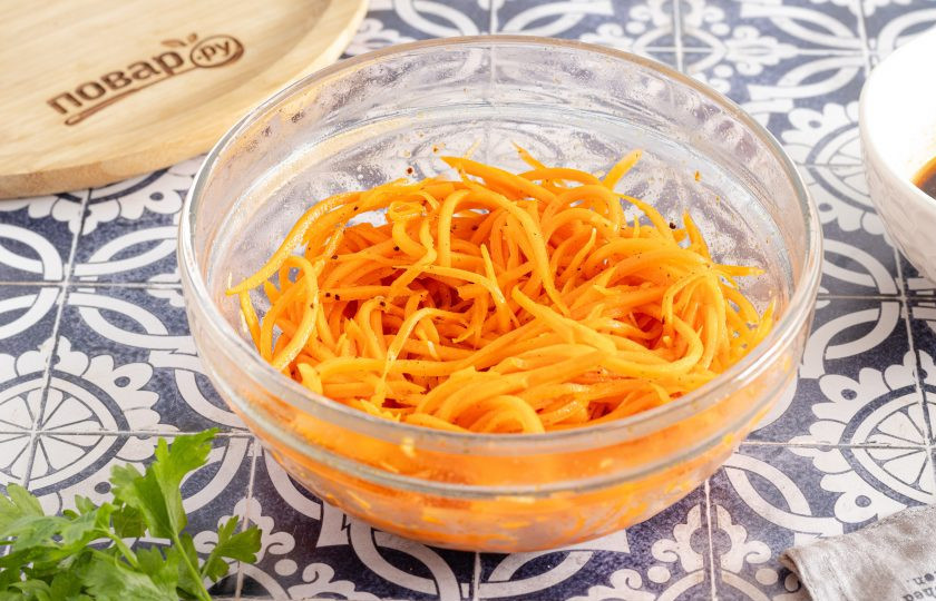 1. Этап. Заправка для корейской моркови: Чтобы приготовить морковь по-корейски, очистите морковь и натрите на терке для моркови по-корейски. Добавьте заправку и все перемешайте. Уберите в холодильник на 3 часа, чтобы морковь промариновалась.